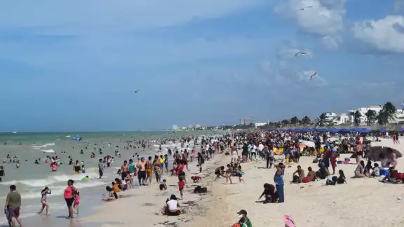 Familias enteras acudieron al puerto de Progreso para disfrutar de un día soleado