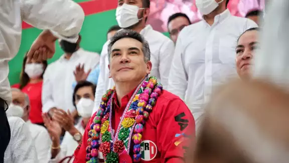 El dirigente nacional del PRI está en vuelto en el escándalo por supuesto enriquecimiento ilícito El dirigente nacional del PRI está en vuelto en el escándalo por supuesto enriquecimiento ilícito