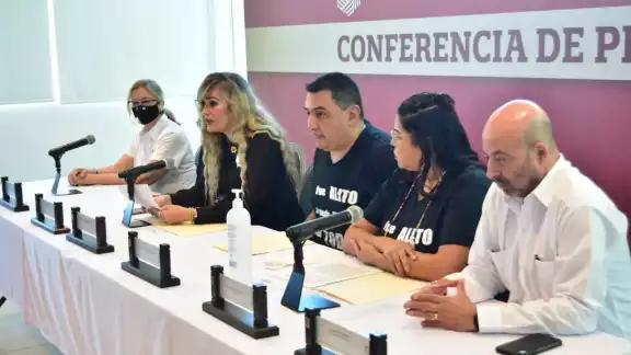 Con playeras "Fue Alito", el periodista y su esposa aceptaron la disculpa de los actuales funcionarios Con playeras "Fue Alito", el periodista y su esposa aceptaron la disculpa de los actuales funcionarios