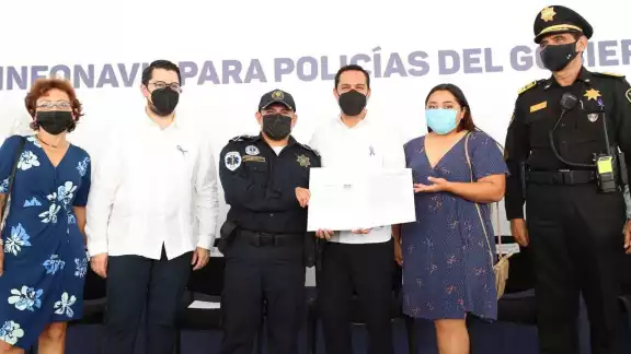 El gobernador Mauricio Vila Dosal entregó los primeros créditos a elementos de la Secretaría de Seguridad Pública El gobernador Mauricio Vila Dosal entregó los primeros créditos a elementos de la Secretaría de Seguridad Pública