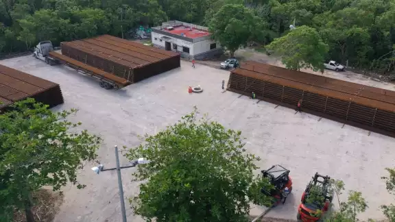 El material férreo es depositado en las instalaciones de la exresidencia de obra de la SCT, ubicada a la entrada de Tulum