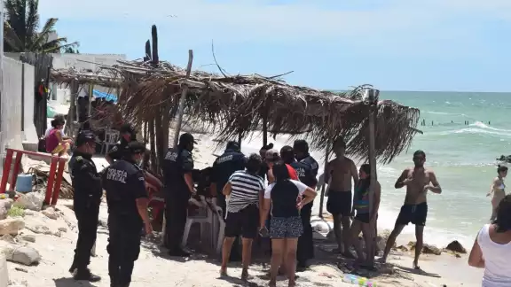 La mujer de casi 80 años fue auxiliada por los visitiantes de la playa en lo que llegaba la policía. Foto: Jesús López La mujer de casi 80 años fue auxiliada por los visitiantes de la playa en lo que llegaba la policía. Foto: Jesús López
