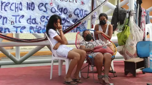 Ella y su familia dormían en el lugar donde realiza la manifestación por despido injustificado cuando fueron atacadas Ella y su familia dormían en el lugar donde realiza la manifestación por despido injustificado cuando fueron atacadas