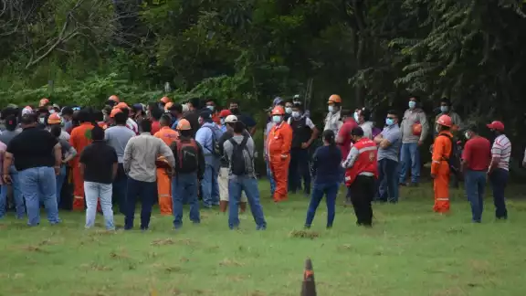 Aseguran que no se niegan a que la empresa lleve a cabo el trabajo de limpieza a la orilla de la carretera, sin embargo, que permita la mano de obra local