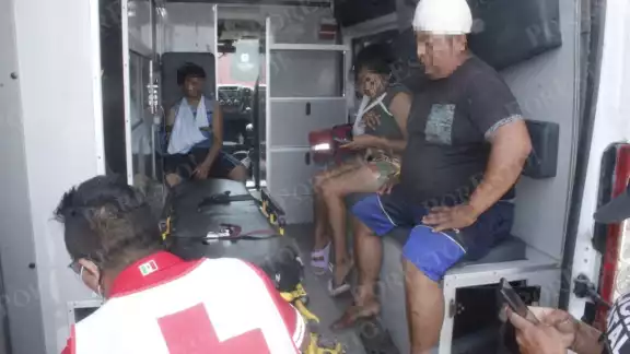 La familia se dirigía a Las Coloradas, pero en el trayecto la combi donde viajabn volcó