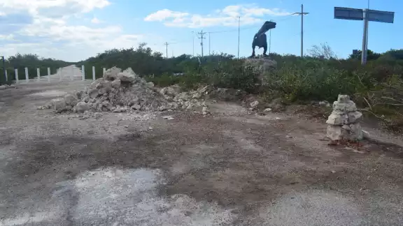 Una tienda de souvenirs, un área de tres baños y una caseta de vigilancia son los primeros inmuebles que serán edificados en el sitio que fungirá como atractivo turístico Una tienda de souvenirs, un área de tres baños y una caseta de vigilancia son los primeros inmuebles que serán edificados en el sitio que fungirá como atractivo turístico