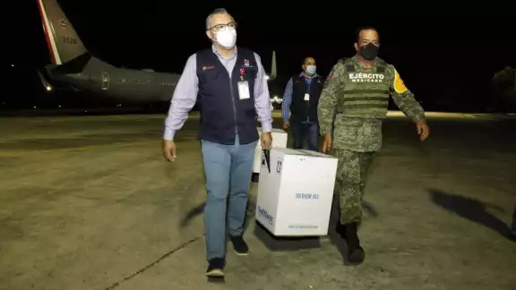 El cargamento de vacuna Pfizer fue cuidado por el ejrcito y otros funcionarios El cargamento de vacuna Pfizer fue cuidado por el ejrcito y otros funcionarios