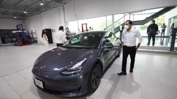Mauricio Vila dio una conducción de prueba en el lujoso auto modelo "S" de la marca Tesla Mauricio Vila dio una conducción de prueba en el lujoso auto modelo "S" de la marca Tesla