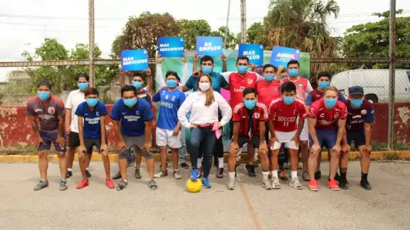 Abril Ferreyro se reunió con jóvenes deportistas en donde intercambió ideas y pateó un rato el balón Abril Ferreyro se reunió con jóvenes deportistas en donde intercambió ideas y pateó un rato el balón