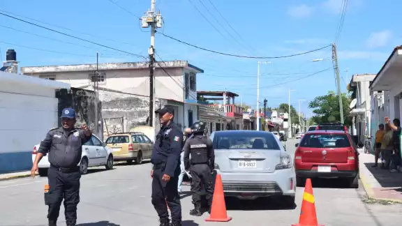 Al lugar llegaron elementos policiales, quienes atendieron el percance