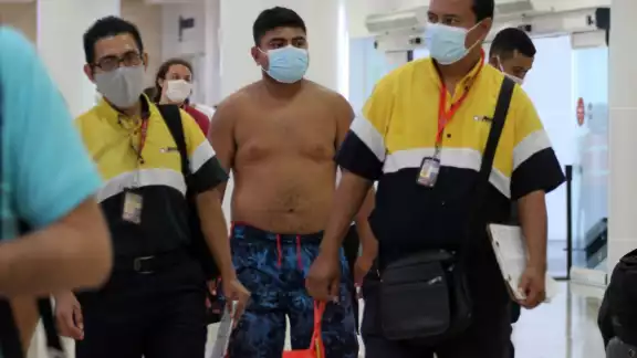 Turista sorprende a viajeros por quemaduras de sol en el aeropuerto de Cancún Turista sorprende a viajeros por quemaduras de sol en el aeropuerto de Cancún
