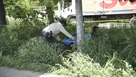 Un vehículo desconocido colisionó con la moto Un vehículo desconocido colisionó con la moto