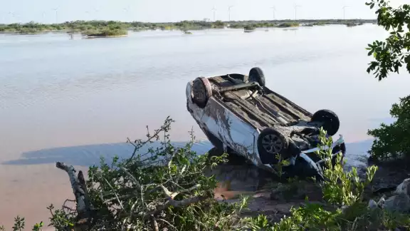 Automóvil vuelca en el lodo de la Ciénega en el tramo Uaymitún-Chicxulub Automóvil vuelca en el lodo de la Ciénega en el tramo Uaymitún-Chicxulub