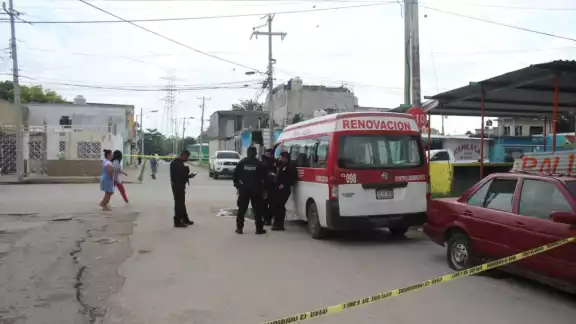 Los usuarios del transporte reprocharon el actual poco usual de los policías, tras acordonar el área del accidente. Foto: Ricardo Jiménez