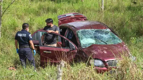 El auto se salió de la carretera El auto se salió de la carretera