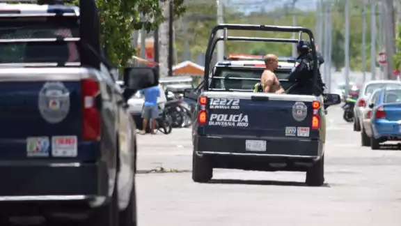 Los elementos trasladaron a la pareja a las instalaciones de Seguridad Pública, quedando a disposición del Juez Cívico en turno Los elementos trasladaron a la pareja a las instalaciones de Seguridad Pública, quedando a disposición del Juez Cívico en turno