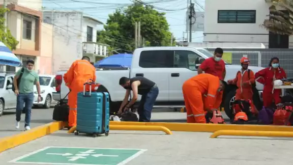 Gran parte de la población se relajó con el Semáforo Verde e incurrió en exceso de confi anza al organizar fi estas masivas Gran parte de la población se relajó con el Semáforo Verde e incurrió en exceso de confi anza al organizar fi estas masivas
