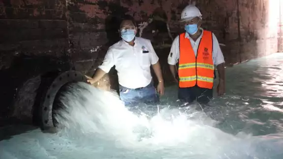 El depósito mide 50 por 40 metros y está sostenido por 54 columnas