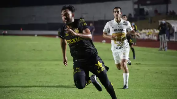 La primera intervención de un portero en el partido se dio al minuto 47 por lo que se consideró un encuentro lento