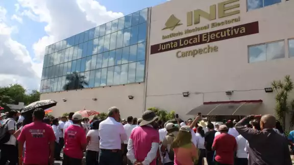 Los manifestantes caminaron del Parque San Martín a las oficina del INE Los manifestantes caminaron del Parque San Martín a las oficina del INE