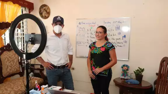 Mauricio Vila visita presenció la clase virtual de la maestra María Guadalupe Catzim Navarrete Mauricio Vila visita presenció la clase virtual de la maestra María Guadalupe Catzim Navarrete