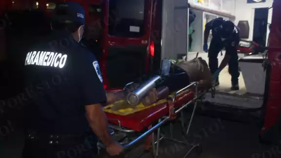 Por la gravedad de la lesión fue canalizado y abordado en la unidad para su traslado a hospital San Carlos Por la gravedad de la lesión fue canalizado y abordado en la unidad para su traslado a hospital San Carlos