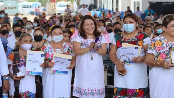 11 hombres y mujeres fueron reconocidos por el Gobierno del Estado 11 hombres y mujeres fueron reconocidos por el Gobierno del Estado