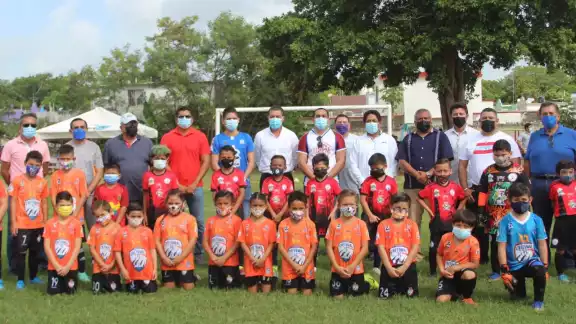 El campo fue inaugurado con un encuentro de los equipos de la categoría Hormiguita, Tigrillos y Club Atlético Chetumal El campo fue inaugurado con un encuentro de los equipos de la categoría Hormiguita, Tigrillos y Club Atlético Chetumal