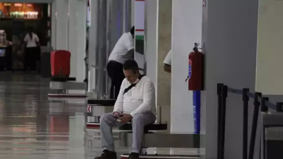 Rubén Macías estuvo deambulando por casi una hora en la terminal cuatro del aeropuerto de Cancún Rubén Macías estuvo deambulando por casi una hora en la terminal cuatro del aeropuerto de Cancún