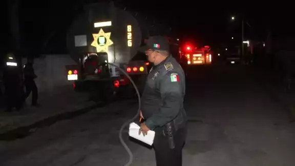 El incendio fue controlado por los bomberos, pero el lugar fue consumido El incendio fue controlado por los bomberos, pero el lugar fue consumido