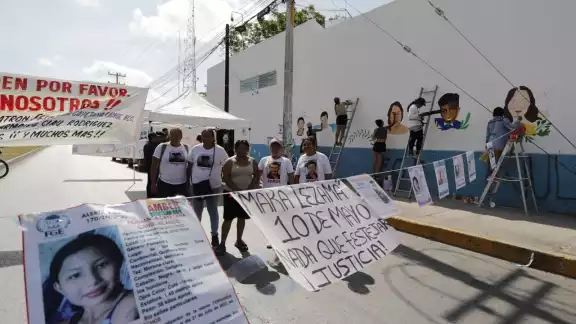 Los manifestantes arribaron al lugar desde las 6:30 de la mañana para realizar la pintura en la entrada de la dependencia Los manifestantes arribaron al lugar desde las 6:30 de la mañana para realizar la pintura en la entrada de la dependencia
