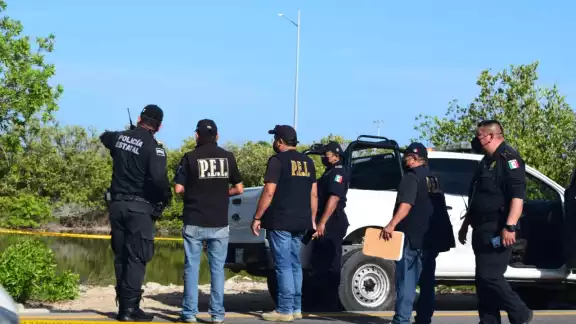 Elementos de la FGE y PEI acordonaron el área para el levantamiento del cuerpo Elementos de la FGE y PEI acordonaron el área para el levantamiento del cuerpo