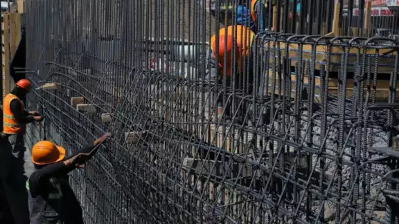 Obreros trabajan en una construcción Obreros trabajan en una construcción