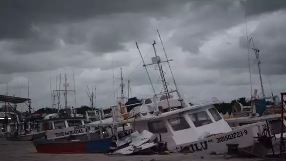 Los puertos yucatecos permanecerán cerrados también hoy, pues se pronostican lluvias, vientos, chubascos y descargas eléctricas Los puertos yucatecos permanecerán cerrados también hoy, pues se pronostican lluvias, vientos, chubascos y descargas eléctricas