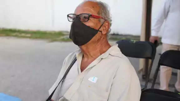 Él es Don Juan Ysmael Amador, primer vacunado en Puerto Morelos