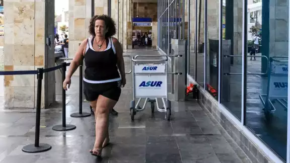 La historia de la dama norteamericana de entre 40 y 45 años de edad, comenzó el jueves 4 de marzo en la Terminal Tres