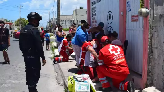Paramédicos de la Cruz Roja llegaron al lugar del accidente para dar atención a las lesionadas Paramédicos de la Cruz Roja llegaron al lugar del accidente para dar atención a las lesionadas