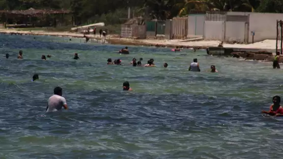 Campechanos acudieron a refrescarse en Playa Bonita