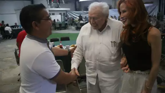 Don Mario Renato Menéndez saludó uno por uno a todos los asistentes de la posada de Por Esto! Don Mario Renato Menéndez saludó uno por uno a todos los asistentes de la posada de Por Esto!