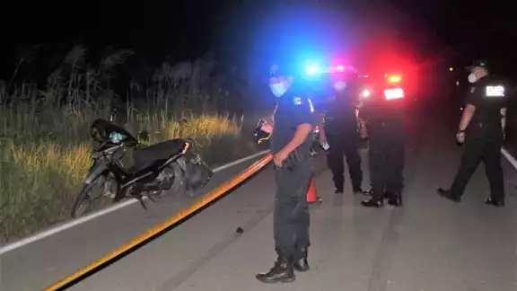 A un lado de la motocicleta había huellas de frenado de otro vehículo A un lado de la motocicleta había huellas de frenado de otro vehículo
