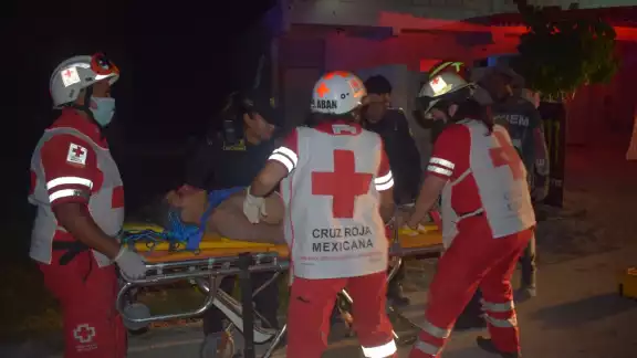 Trabajadores al borde de la muerte por una descarga eléctrica en Progreso Trabajadores al borde de la muerte por una descarga eléctrica en Progreso