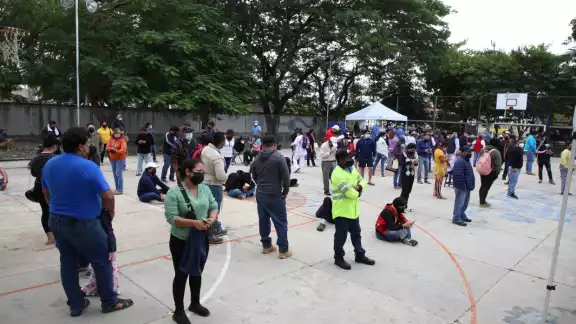 Según algunas personas, compartieron que tuvieron que hacer fila desde las 4:00 horas para alcanzar una de las 100 fichas Según algunas personas, compartieron que tuvieron que hacer fila desde las 4:00 horas para alcanzar una de las 100 fichas