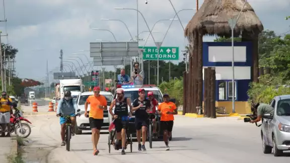 Jonas Deichmann indicó que, posterior a su llegada a Cancún, zarpará rumbo a Portugal, para regresar en biciclieta a Alemania Jonas Deichmann indicó que, posterior a su llegada a Cancún, zarpará rumbo a Portugal, para regresar en biciclieta a Alemania