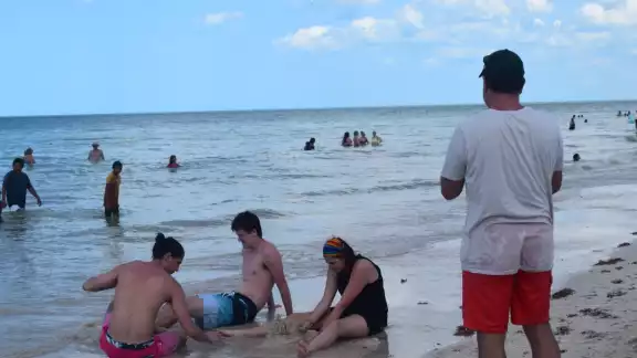 Los universitarios norteamericanos disfrutaron de un pasadía en las playas de Progreso Los universitarios norteamericanos disfrutaron de un pasadía en las playas de Progreso