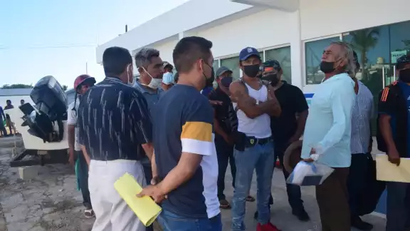 Los pescadores se quejaron del precio de la libreta de mar, ya que cuesta alrededor de $1,500 pesos, esto en plena crisis por falta de producto en el mar. Los pescadores se quejaron del precio de la libreta de mar, ya que cuesta alrededor de $1,500 pesos, esto en plena crisis por falta de producto en el mar.