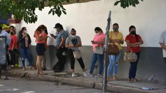 Se espera una temperatura mínima de 17 grados centígrados Se espera una temperatura mínima de 17 grados centígrados