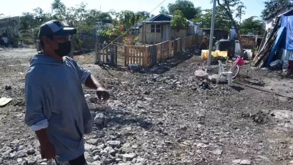Las casas, improvisadas con cartón y plástico, no retienen el calor Las casas, improvisadas con cartón y plástico, no retienen el calor