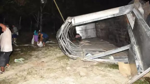Pobladores de Chunhuhub cometen rapiña tras volcadura de tráiler