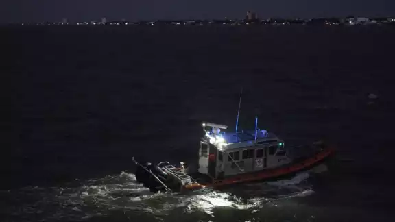 El pescador cayó al mar tras el naufragio de la embarcación El pescador cayó al mar tras el naufragio de la embarcación