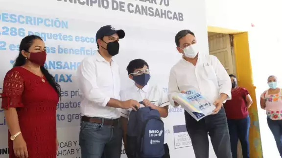 Mauricio Vila hizo entrega de apoyos escolares que representan un ahorro para los padres de 2 mil 200 pesos por cada alumno Mauricio Vila hizo entrega de apoyos escolares que representan un ahorro para los padres de 2 mil 200 pesos por cada alumno